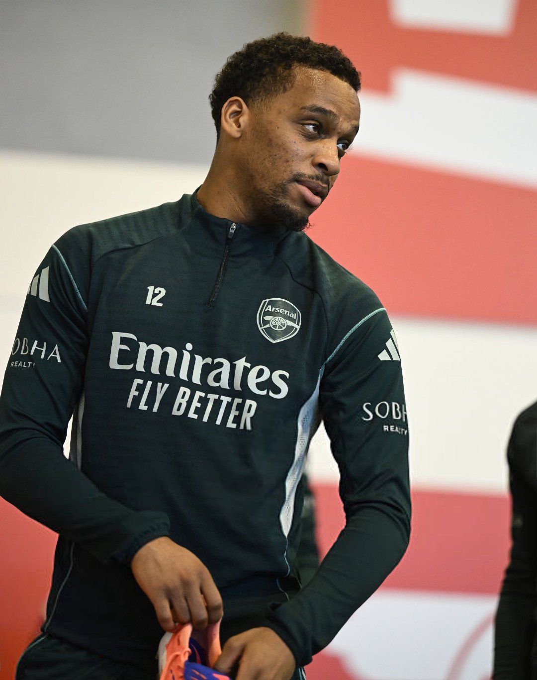 天空体育SamBlitz消息，阿森纳今日公开训练中，萨卡、厄德高以及廷贝尔均未