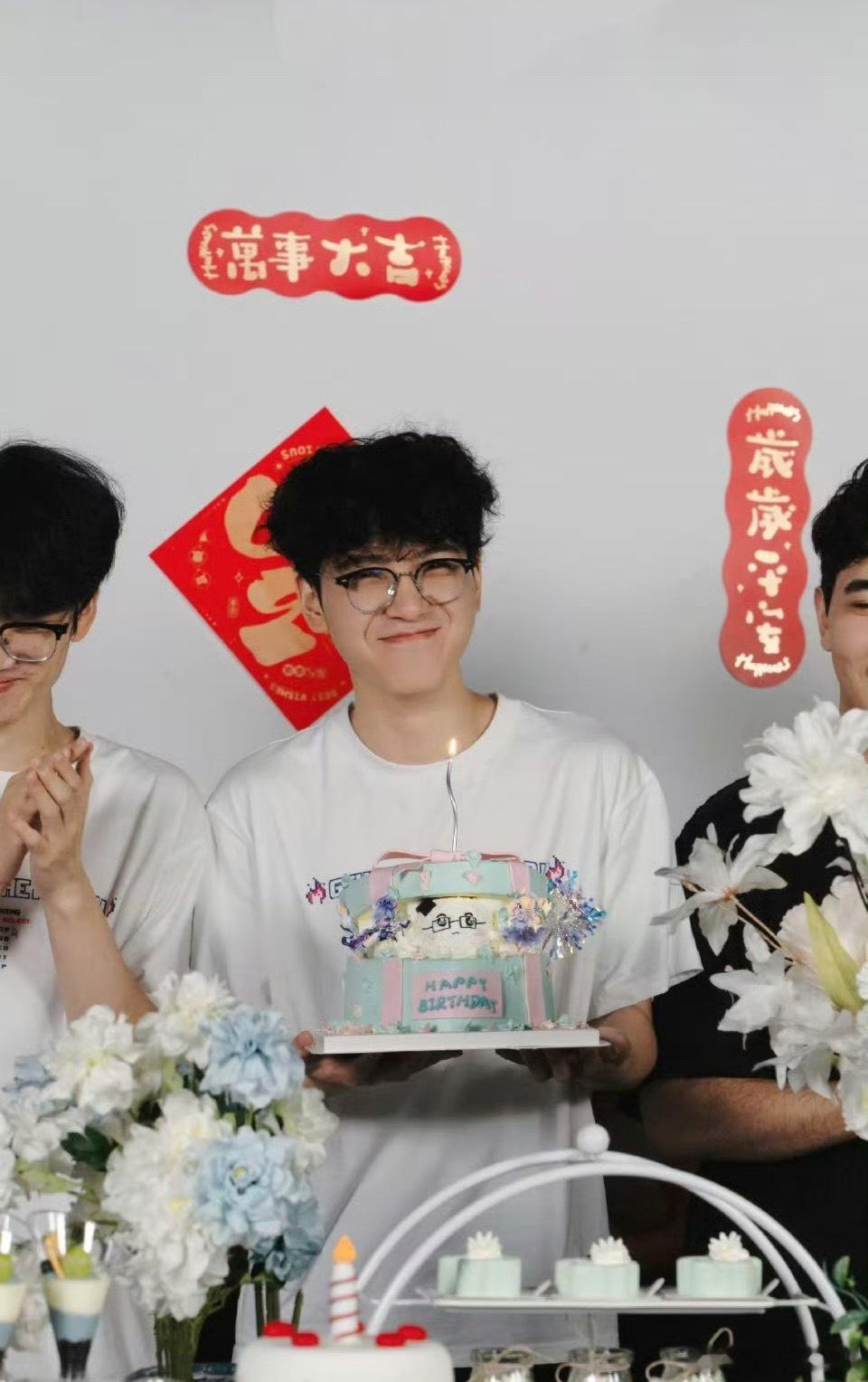 吃完LCK付费观赛的瓜，目光回到LPL，刚刚WBG官宣了Jiejie加入，接下来