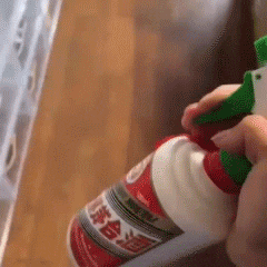 段永平曾言：“有闲钱买茅台比放银行好。”我深以为然，已果断囤入50箱，静待岁月馈