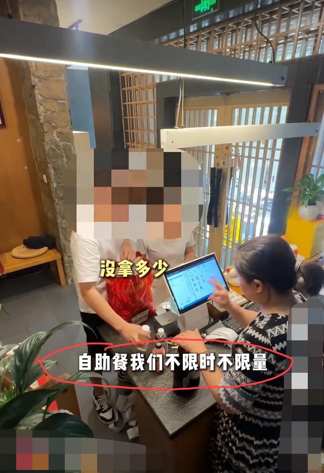 5月17日，江苏常州。一对情侣在一家自助日料店内用餐结束后，竟打包了满满一包酒水