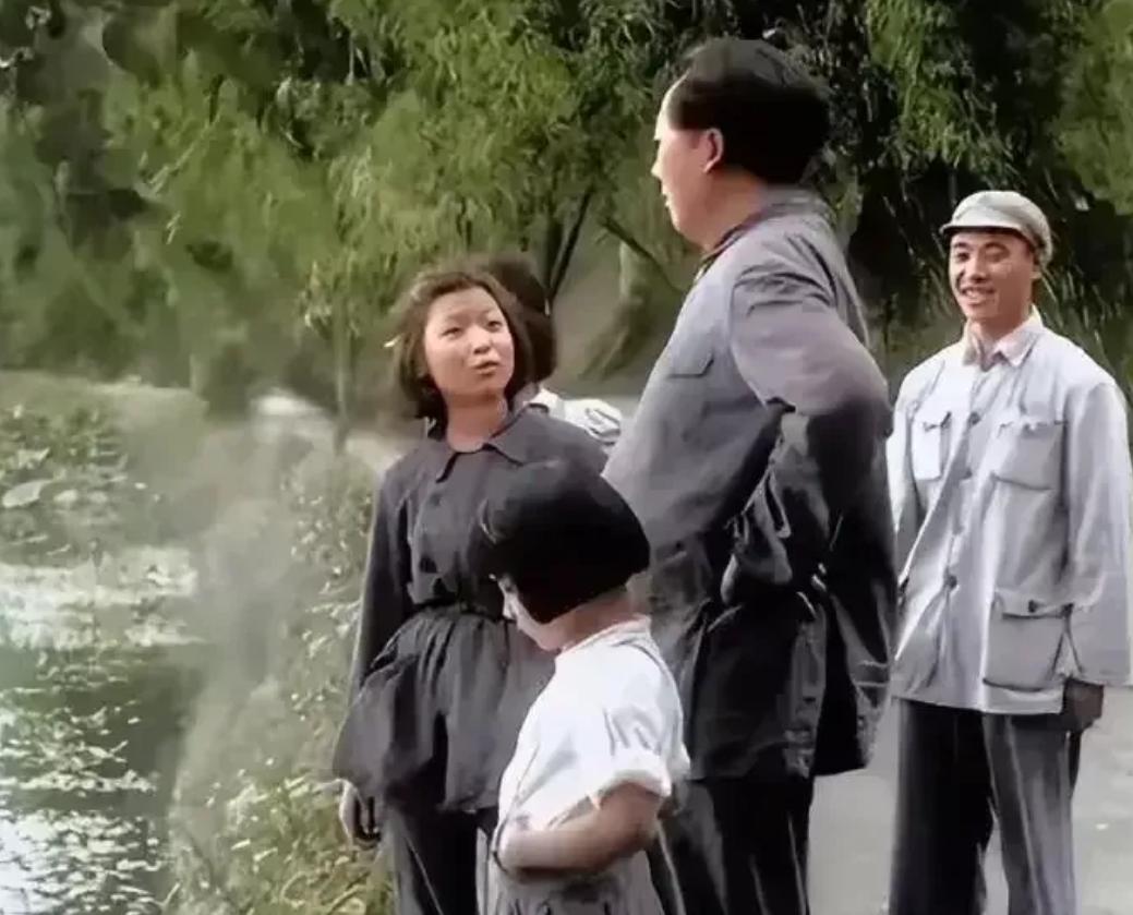 1950年，中南海湖边，毛主席与叶子龙之女叶燕燕，爱女李讷，警卫员在一起，亲切交
