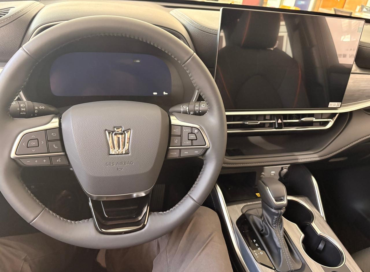 经常有人问我卖丰田的皇冠陆放还是买汉兰达？其实，这两款车是一样的，皇冠陆放，