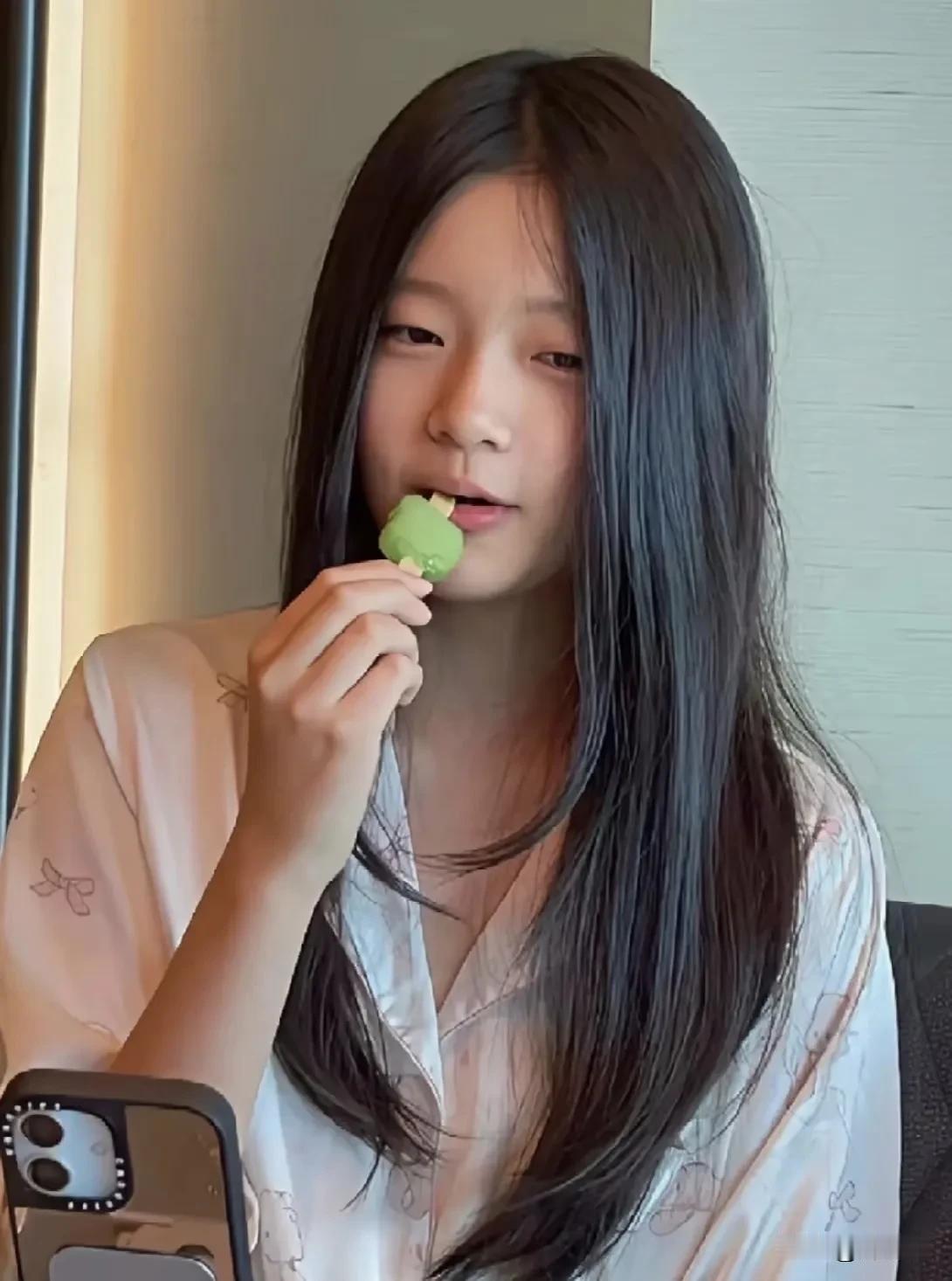 汪小菲一家人爱孩子还是更爱流量，有网友对于小玥儿这个月近距离的正脸照片被曝光表示