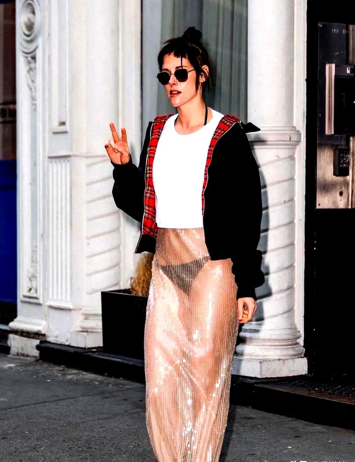 脏球鞋踩红毯，戛纳鼓掌6分半她把香奈儿高定留在酒店，穿一双灰扑扑的Vans