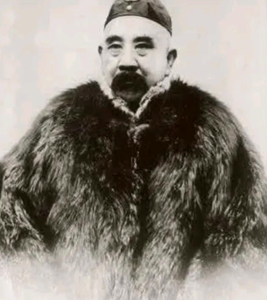 张勋复辟帝制，是革命党的死敌，可是他死后，孙中山却送了挽联，联中写到：“清室