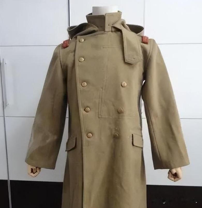 1939年，八路军营长缴获一件日军大衣，觉得材质不错，便送给杨成武。谁料，杨成武