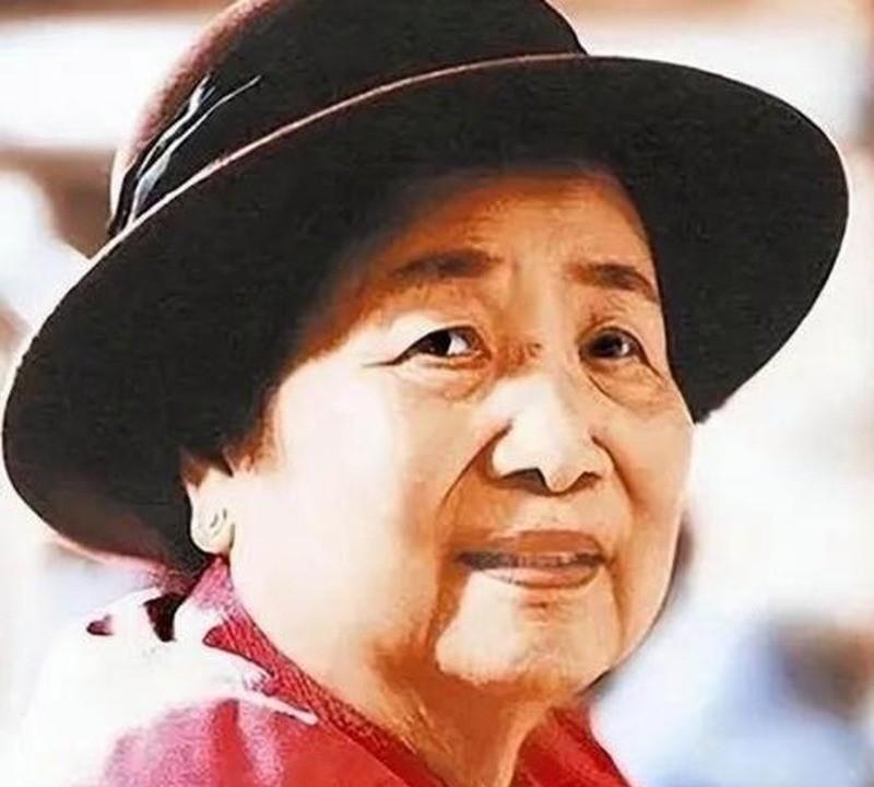 1975年，51岁的杨娇带着3000美元和最小的儿子，离开了台湾。她没有留下