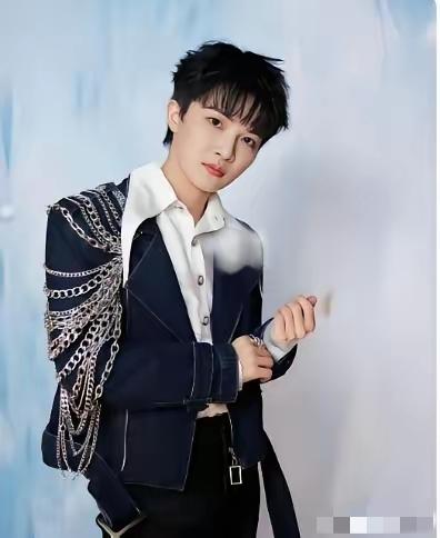 5600块，照出最真的人心！周深春晚这一举动，太圈粉了春晚一结束，大家都忙