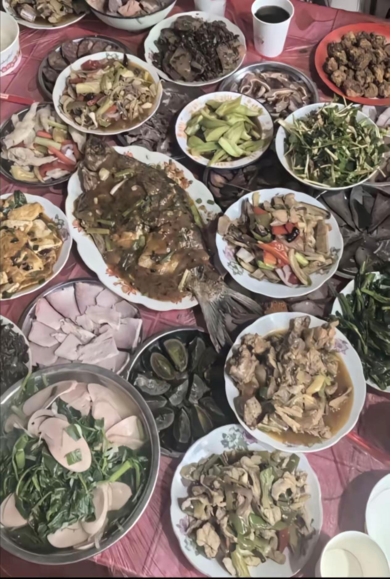 费了牛劲，做了一桌子菜，营养不比一个汉堡高多少，我们把工夫都用在吃的上了，哪有