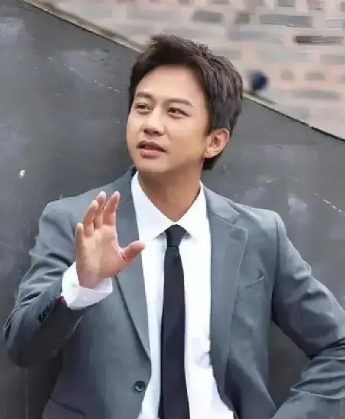 孙俪喊话“别夸邓超”，我听完只觉得后背发凉。这哪里是谦虚，分明是教科书级别