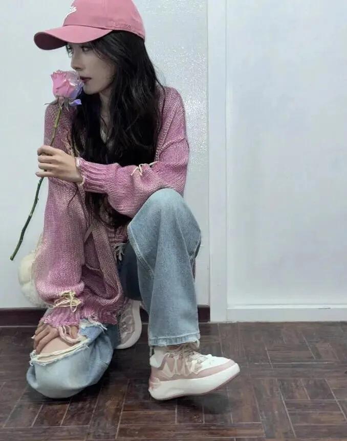 杨幂这组下班私服也太会了吧🌸粉紫破洞针织开衫+棒球帽，搭配破洞牛仔裤，甜酷感