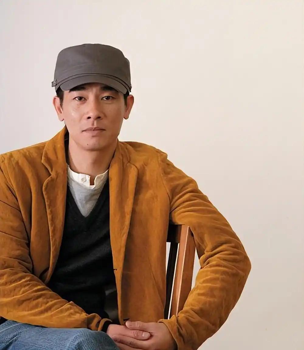 陈小春讲：“我妈是我爸忽悠出来闯荡的，俩人成家前都各自成过家，也都有了娃。他俩在