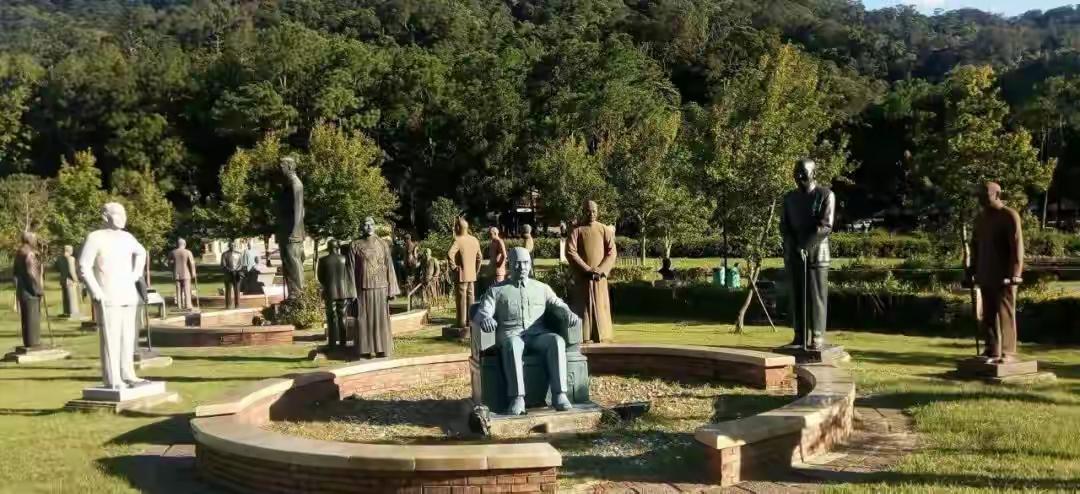 蒋介石遗体至今未安葬，腐败程度引发质疑，贴身侍卫透露隐秘细节蒋介石的铜棺