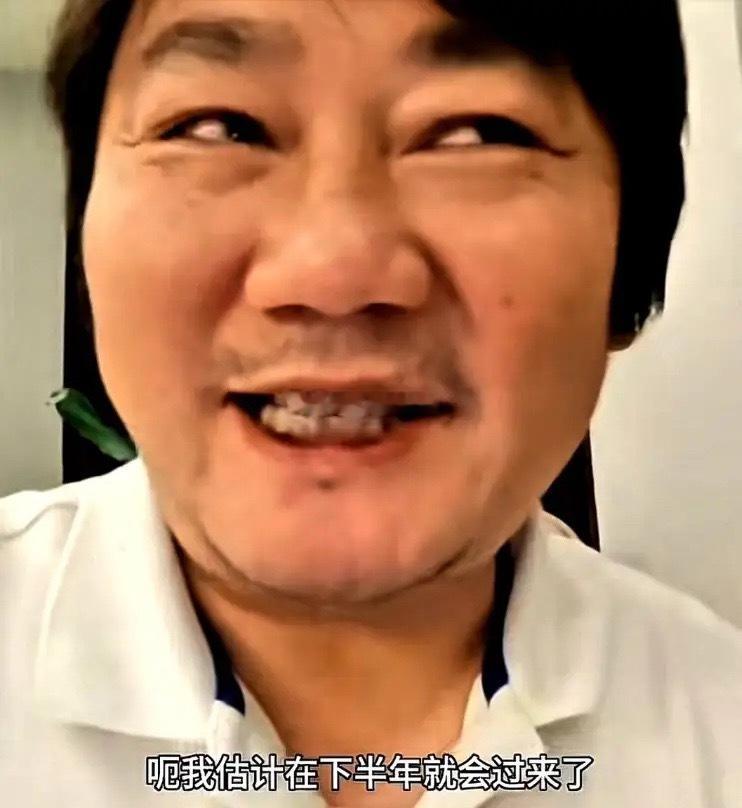张雪交出管理权，不是认怂了，是终于腾出手干最该干的事。他最近视频里老穿拖鞋，蹲在