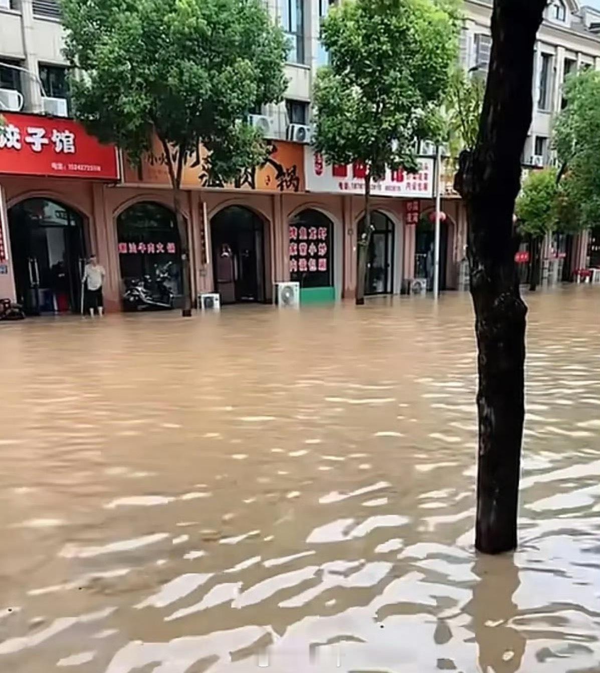 湖州暴雨有地区水淹到3楼安全第一西安·华严寺