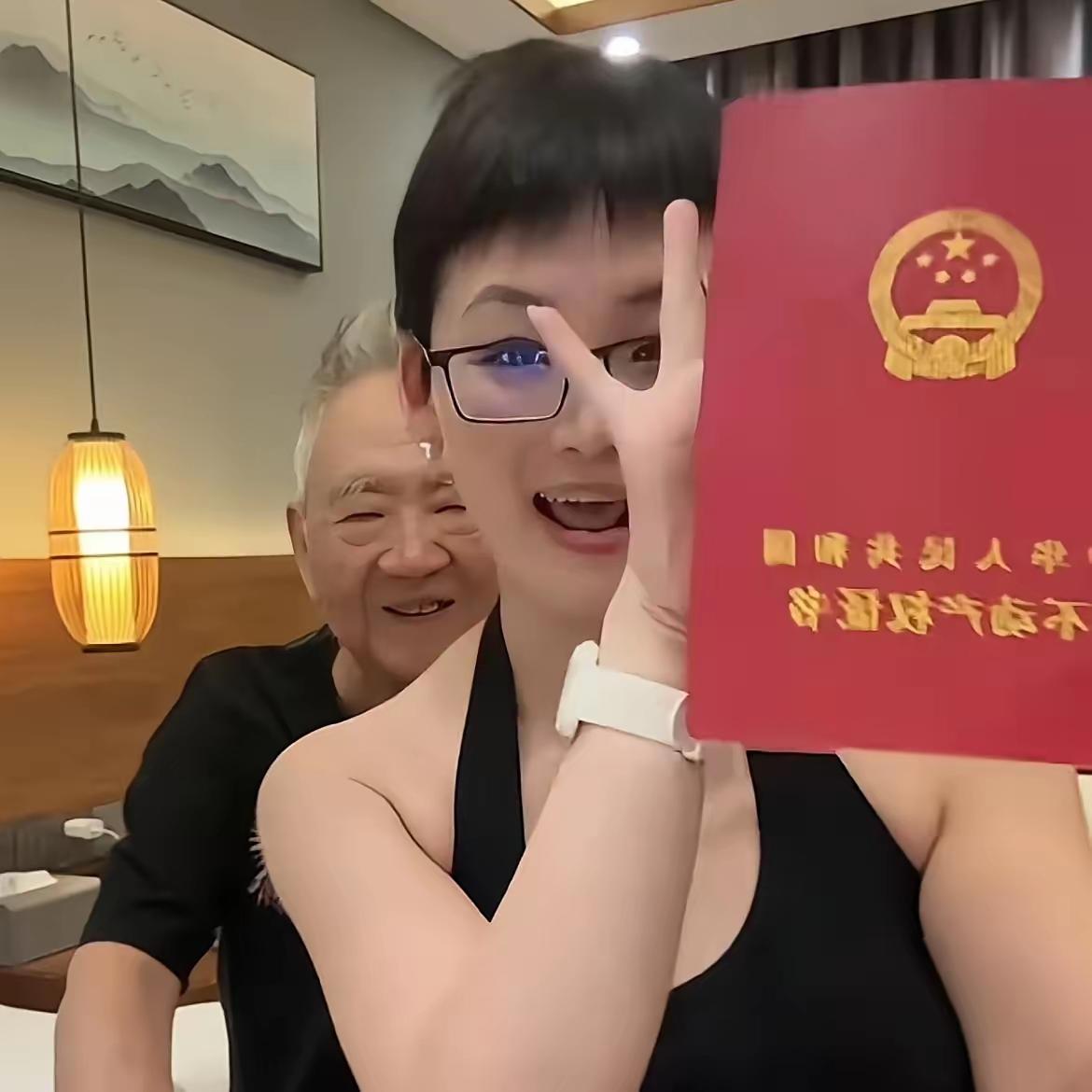 80岁知名书法家张伯金，跟小38岁的妻子在家秀恩爱，太吸睛了！女方开心晒出老