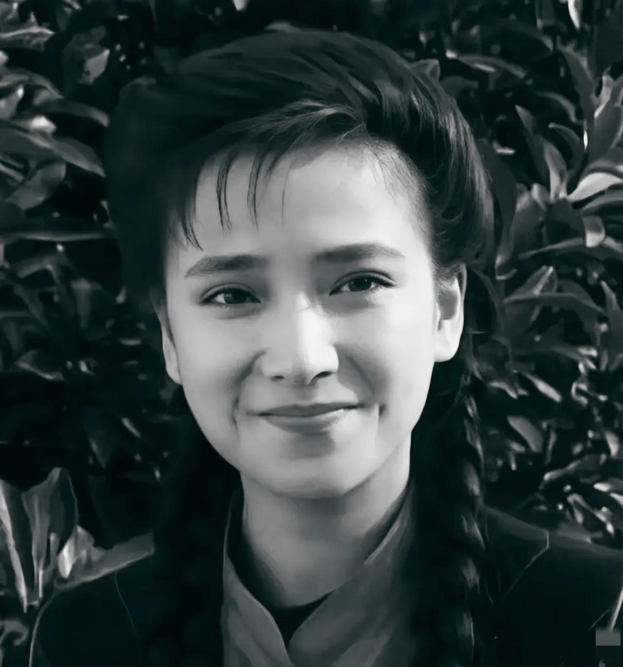 何晴离世后，首位发文悼念的是电影人余泳。他通过经纪人朋友得知消息，经求证确