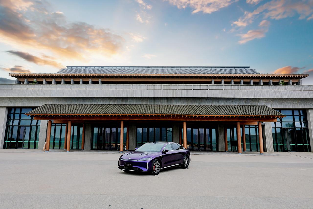 风云A9L光辉（四驱）正式上市，有以下信息点：1、推出四驱尊贵版、四驱高能版（