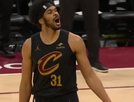 NBA季后赛，骑士以（4）114-102（3）战胜猛龙。比赛最后，阿伦对着巴雷