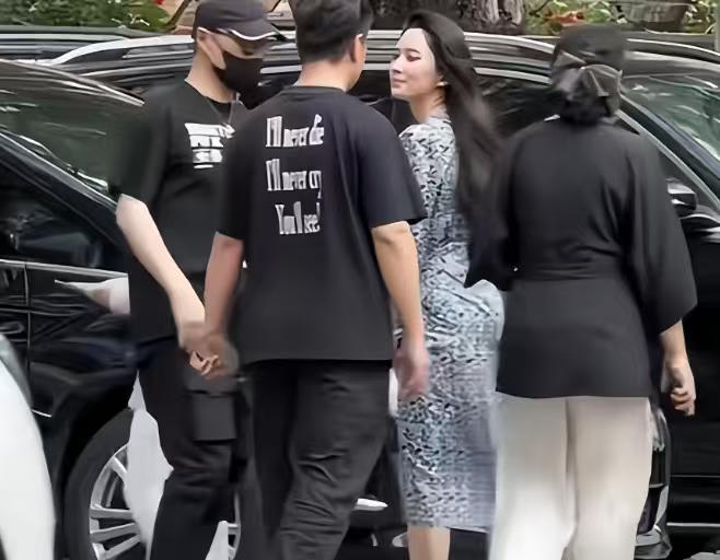 汪峰，好继父！6月17日，汪峰和森林北出现在北京顺义海嘉国际双语学校校门口，两