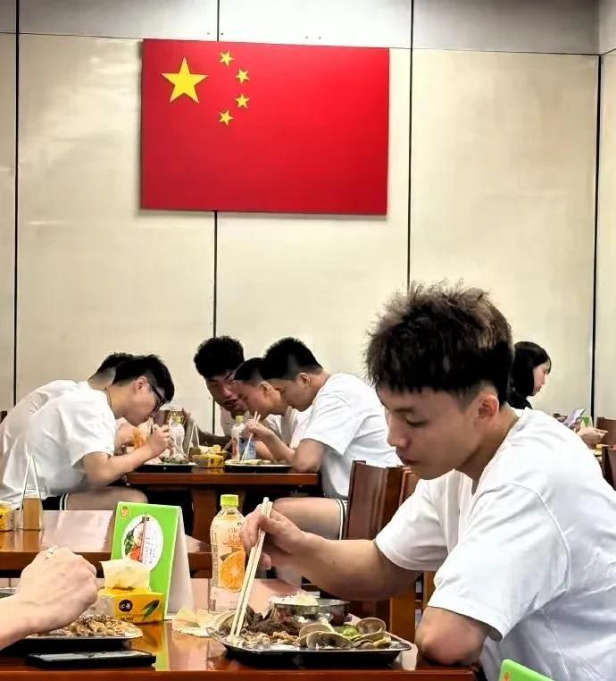 男篮集训照公布，徐杰和队友吃饭伙食不错，胡明轩剪了个寸头，彰显硬汉底色，据媒体人
