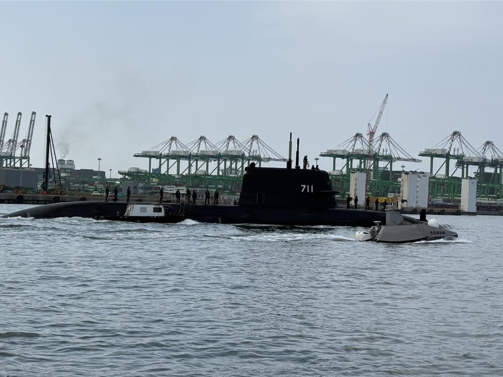 23日，极具创新精神、使用大卡车柴油机并联的鲲鲲号潜舰，离开高雄港进行第22次试