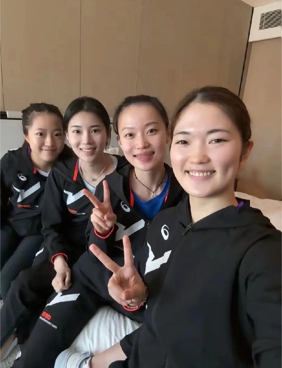 黄石基地女乒同框，中日韩美女齐聚黄石基地女乒俱乐部的王添艺、韩菲儿、申裕