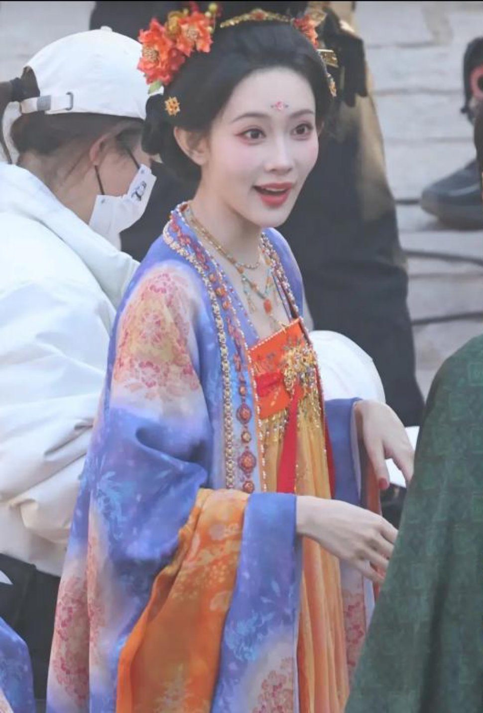 孟子义腮红与口红色调互换更佳，更符合时代感。
