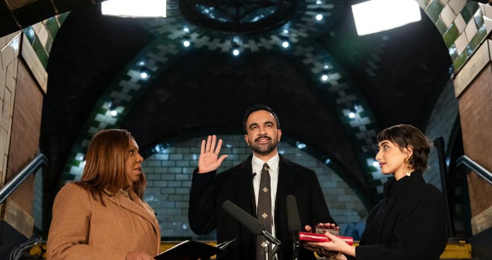 午夜刚过，纽约老市政厅地铁站内，在纽约州总检察长主持和妻子的陪同下，佐兰·马姆达