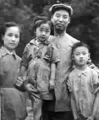 1949年夏天，彭真与夫人张洁清（左一）、次子傅锐（右一）、女儿傅彦留影#新锐创