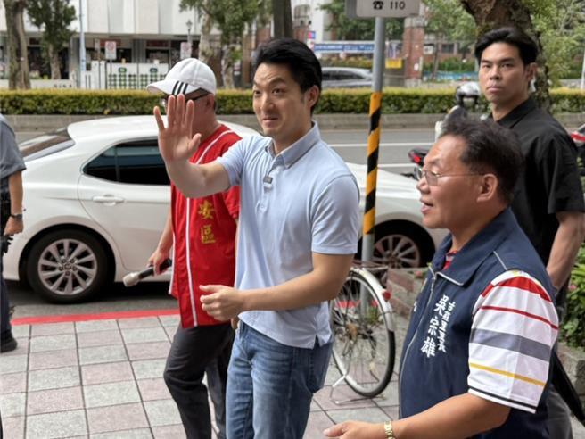 台北市长选战倒数74天攻防日益激烈，先是市长蒋万安儿子蒋得立遭追查，现在战火更