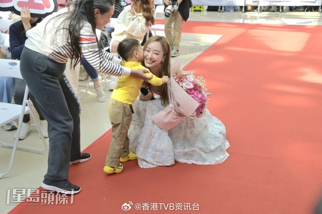 星岛：陈滢自认桃花旺机场有艳遇罗毓仪笑男友看剧中吻戏反应可爱钟柔美否认被取代