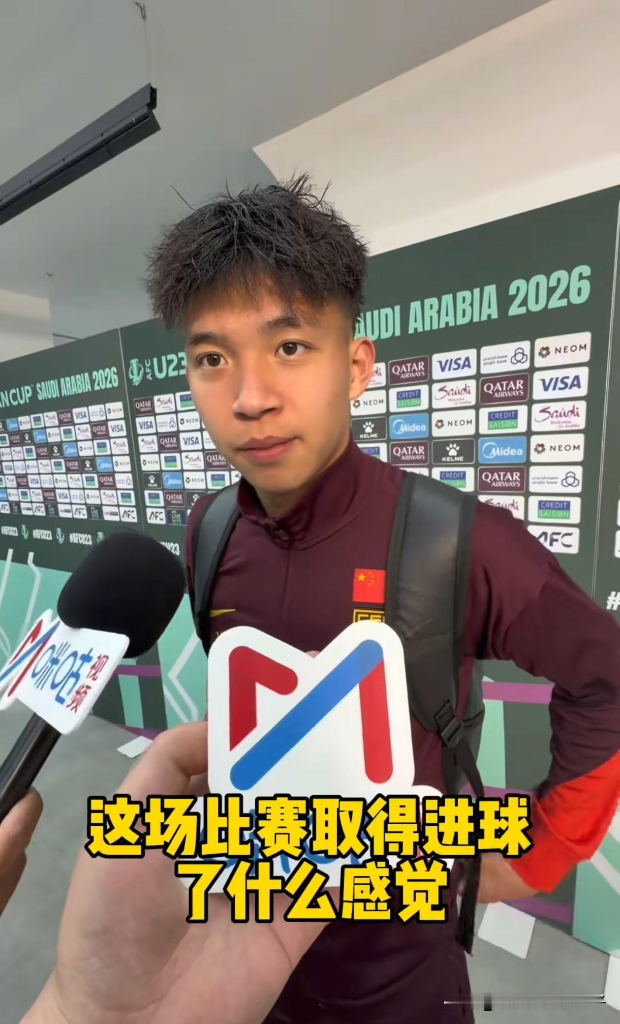 王玉栋这孩子，属实压力有点太大了！赛后采访问他进球后为什么脱衣服，因此被罚了