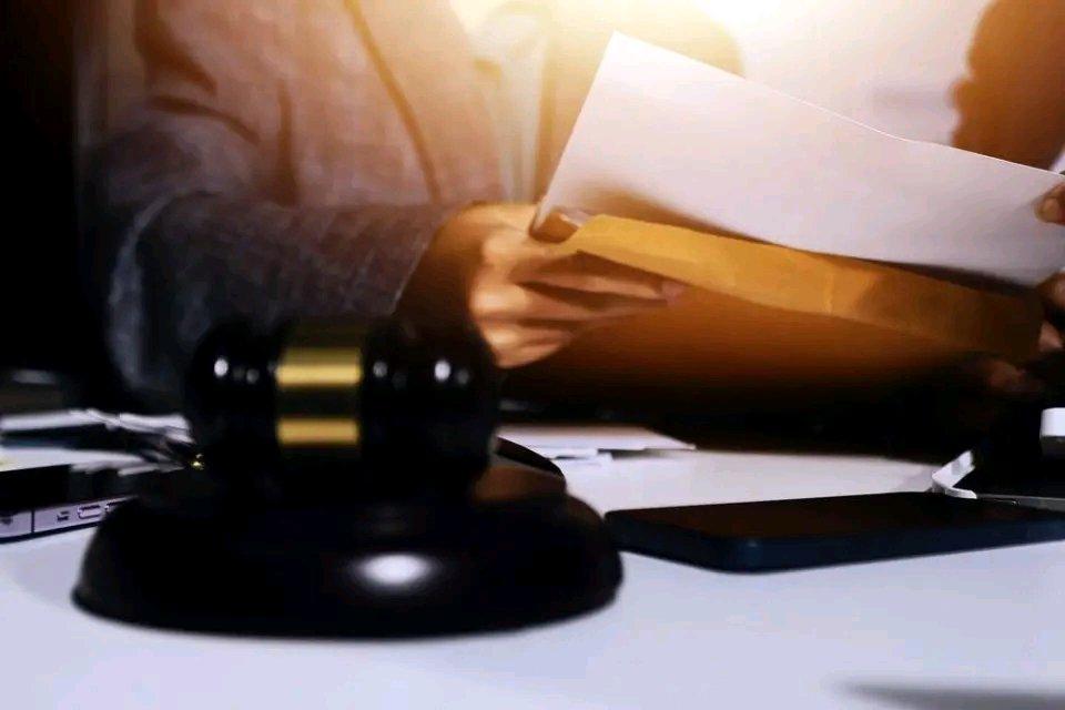 这女员工的遭遇太让人心疼了！刘某在宾馆当前台，竟被男经理贾某在吧台内裸露下体玩弄