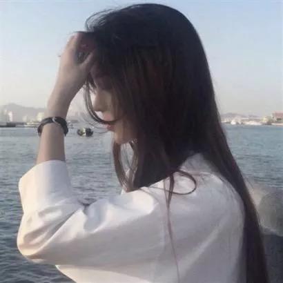 在海边，轻轻抚摸发梢，感受海风的温柔海边温柔女孩海边温柔风海边风照片晚间的