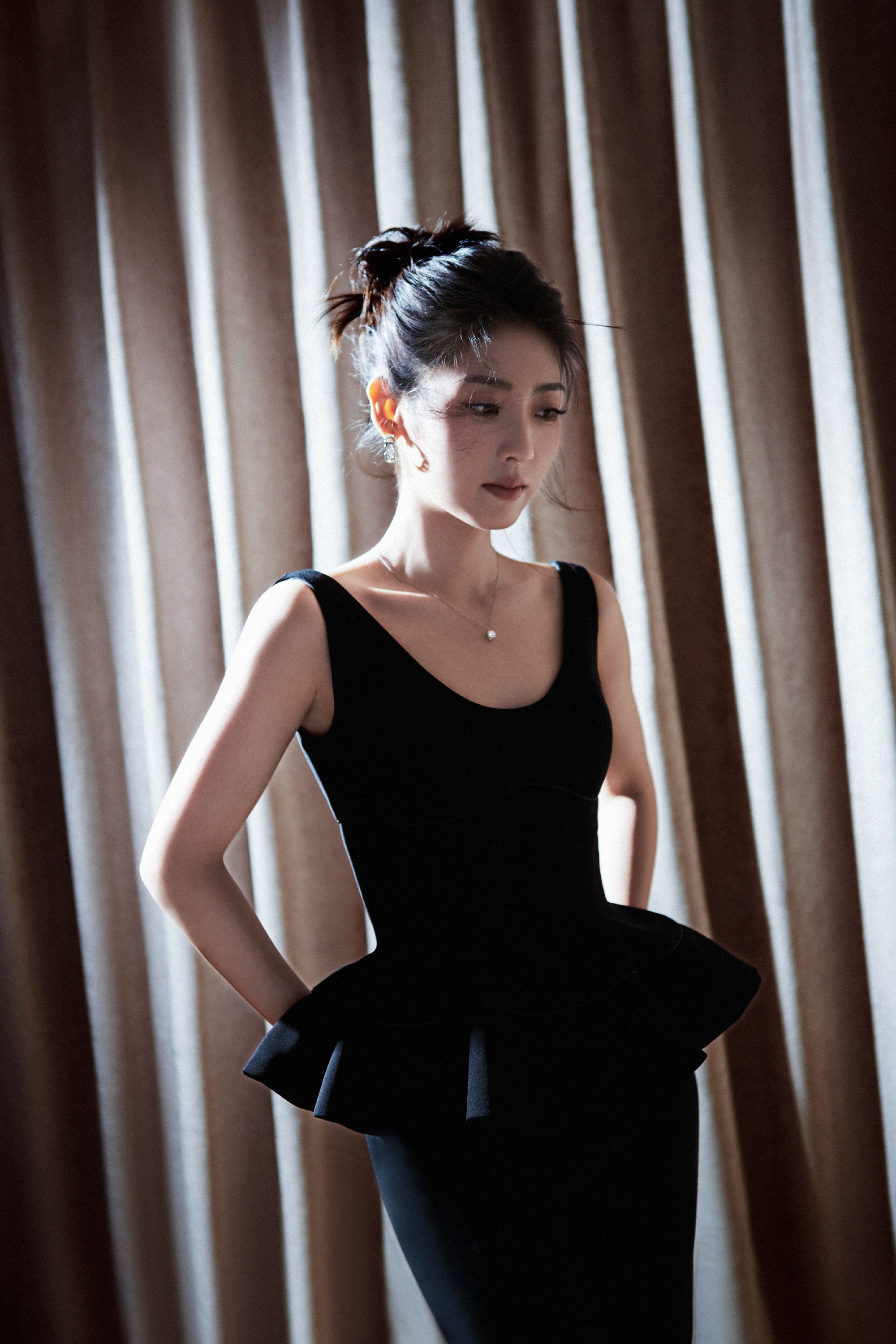 邢菲黑裙倩影：半明半昧抖落光尘，于无声处尽感秋意翩然