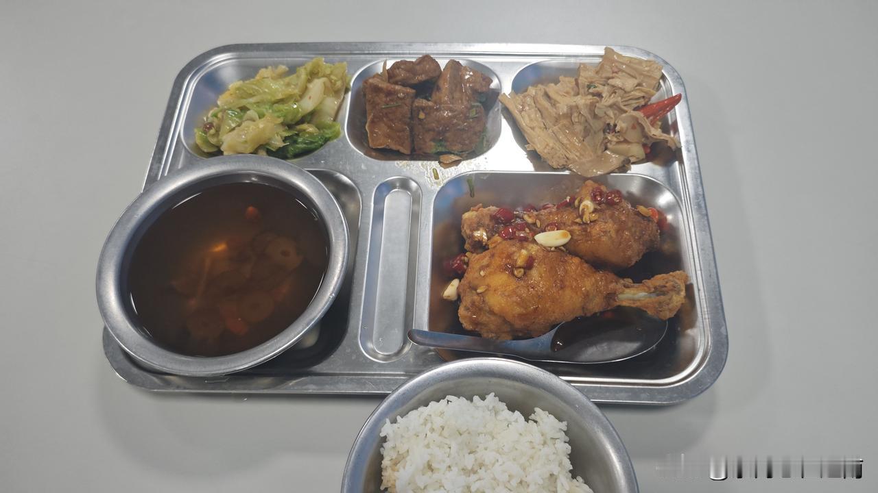 越南厂子的伙食，不算差，当然也说不上是多少；具体还得看自己眼光的档次；当然也不能