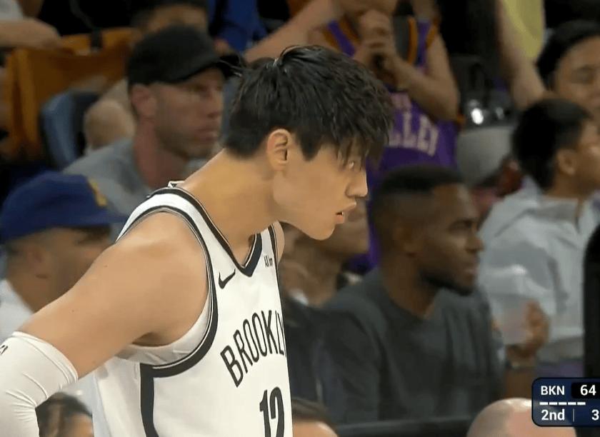 NBA中国季前赛第二节打了九分钟，曾凡博终于被换上场，现在一片欢呼。中国球迷等的