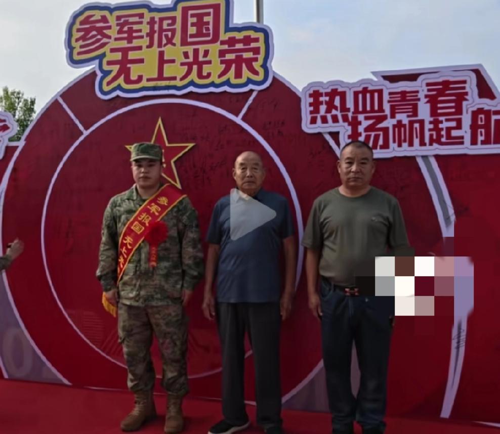 山东潍坊，小伙今年三月份才退伍，九月份又再次穿上戎装参加入伍，他说想去部队长期发