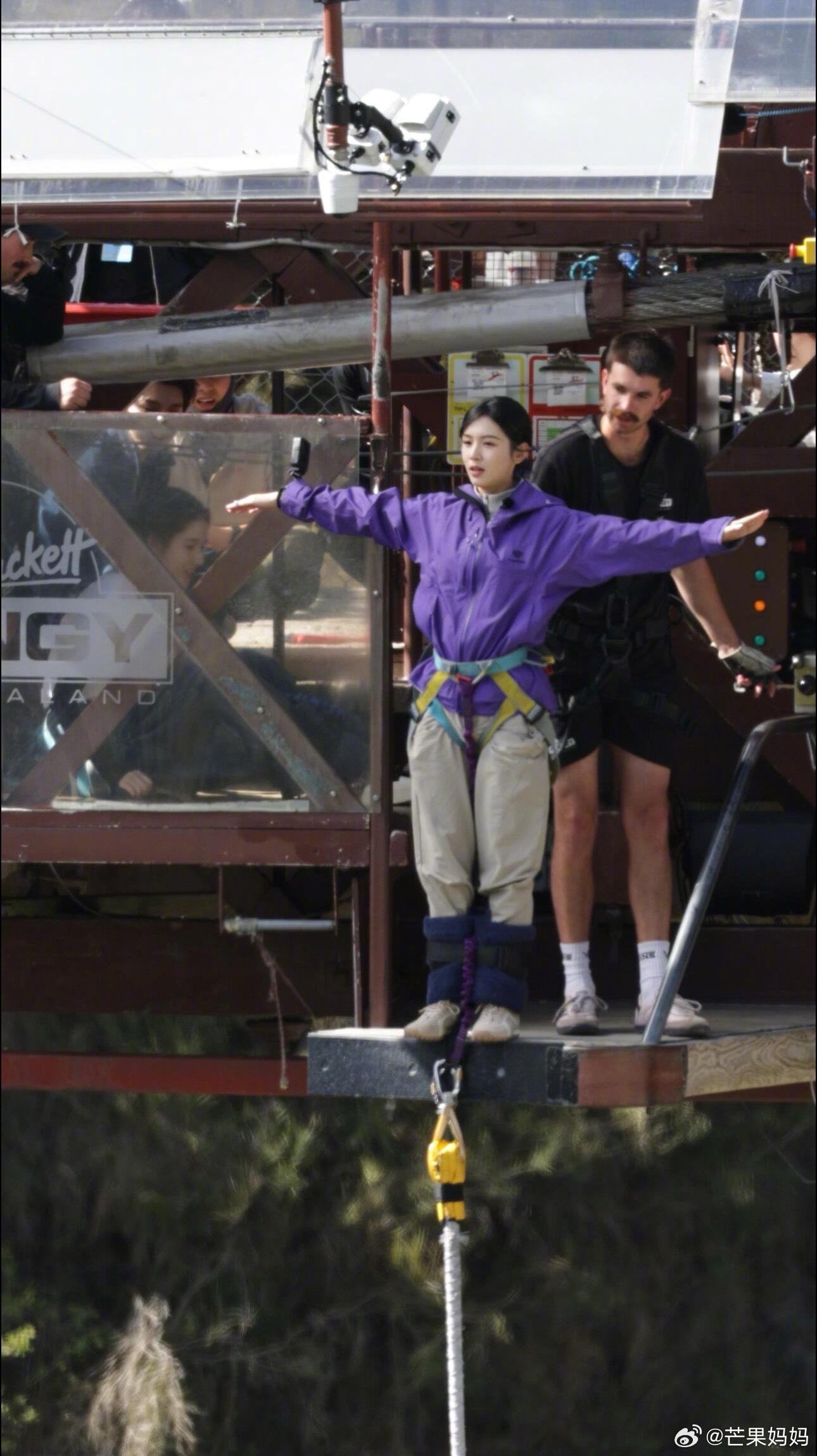 周也《地球超新鲜》蹦极路透，勇敢也也！！