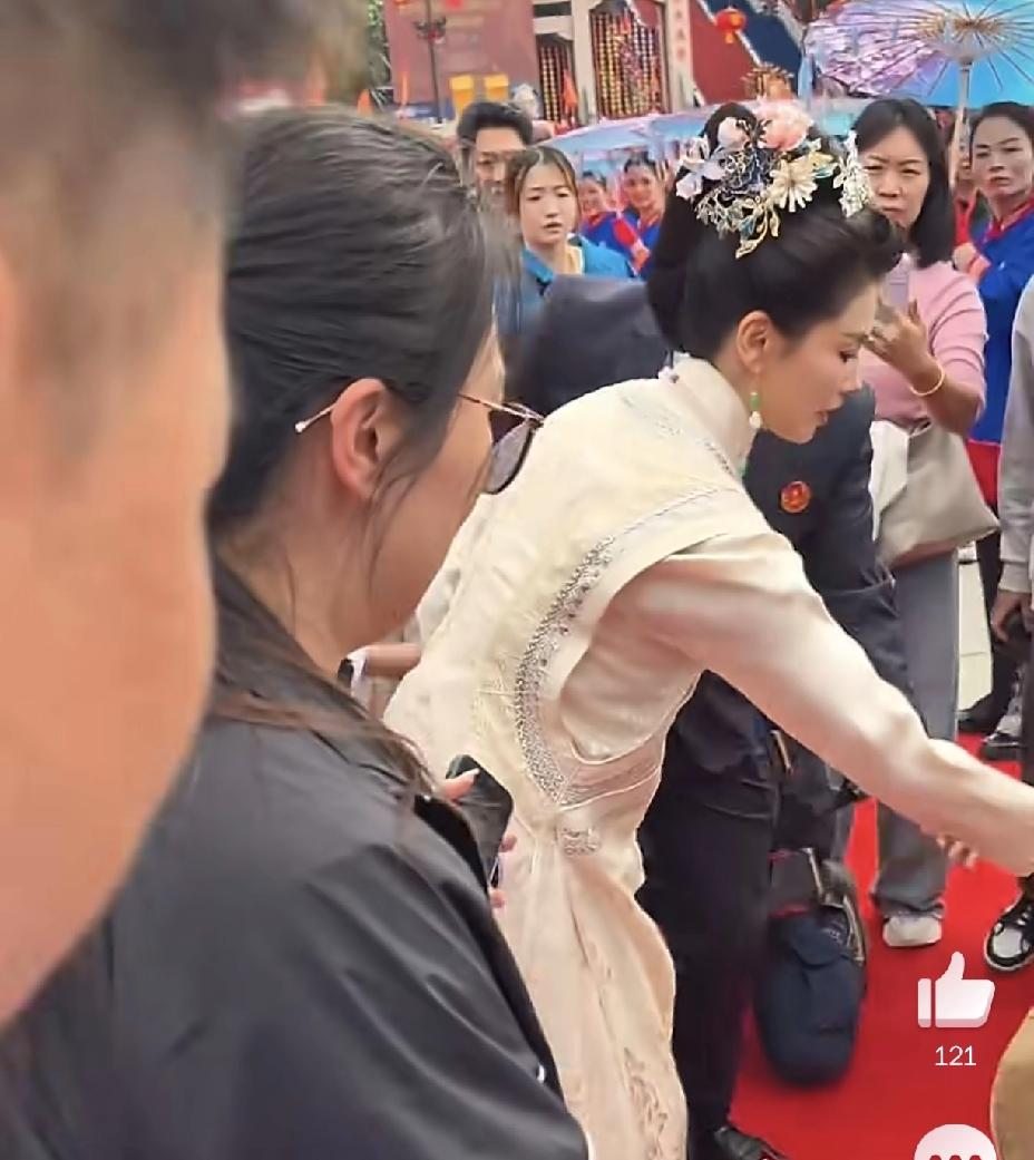 刘涛，好样的！5月9日，刘涛现身妈祖寿诞活动，现场人山人海，她被热情的人群簇
