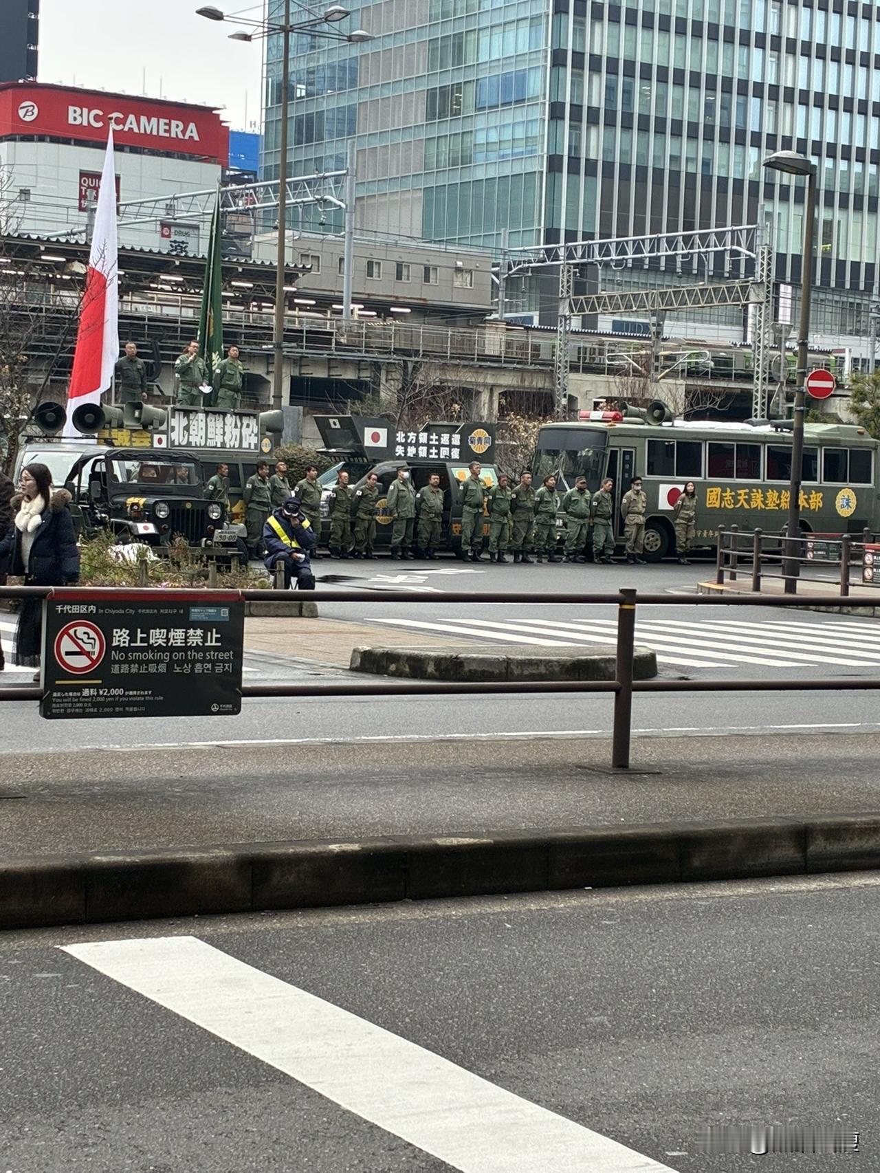 日本又一波右翼反动势力开始在街头狂欢。照片就是来自这两天（包括今天）日本多个