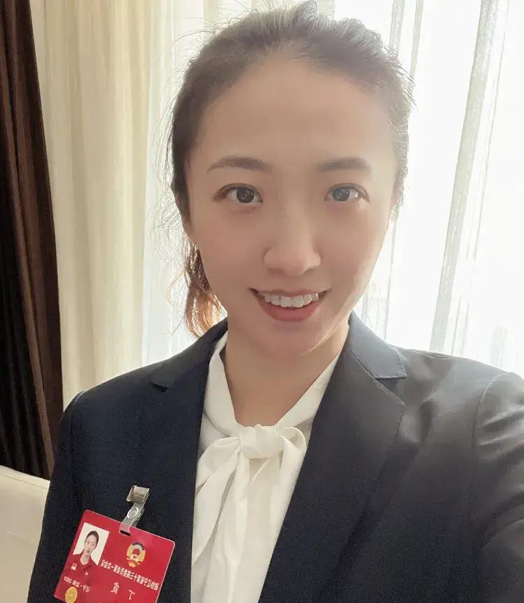 丁霞，1990年1月13日出生于河北省石家庄市。她的童年在石家庄车辆厂度过，父亲