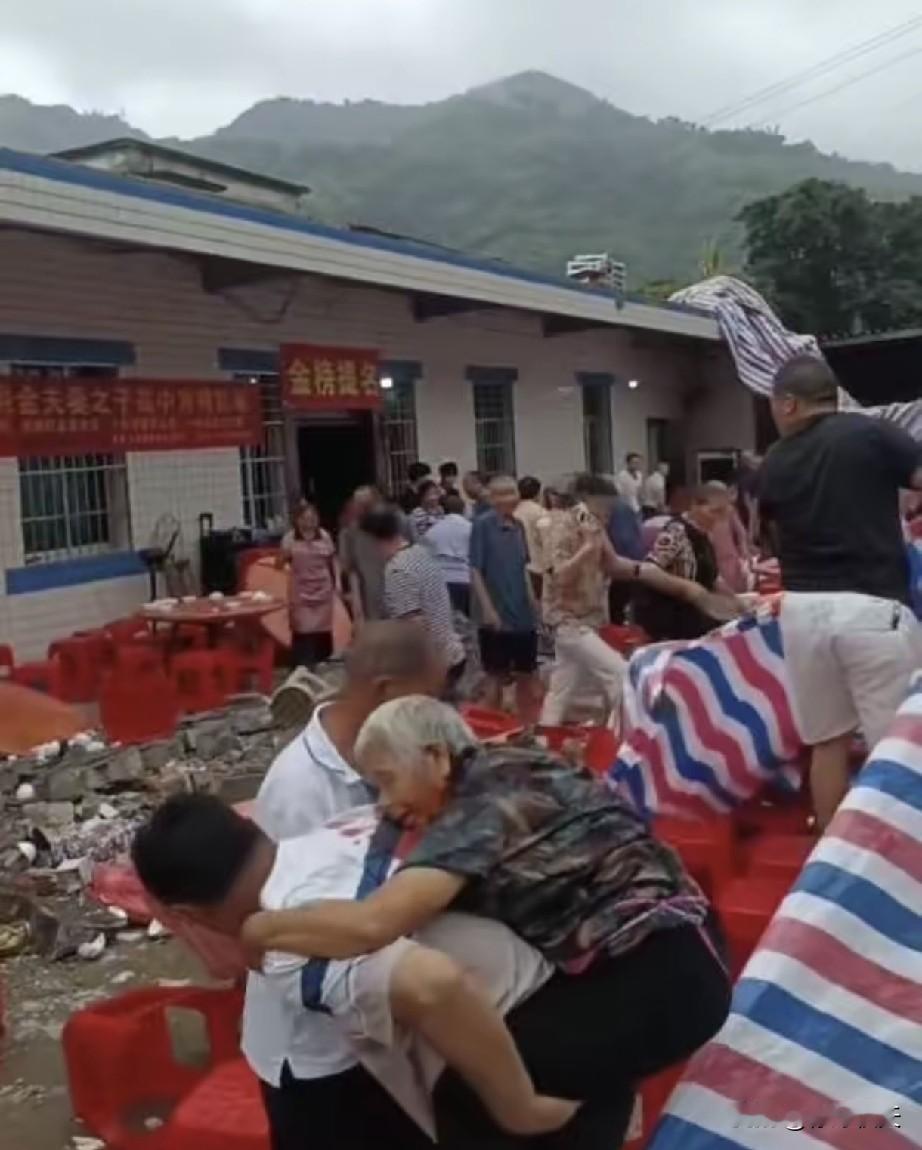 四川长宁县升学宴事故轰动全网，一场好好的升学宴还没开席便发生了事故，到处都是混乱