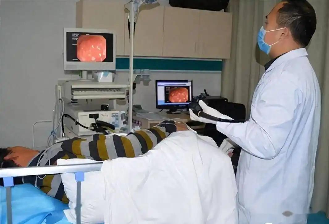 “医生竟然说肠镜能不做就不做?”这句话一出口,门诊里立刻安静了。原本准备预约检查