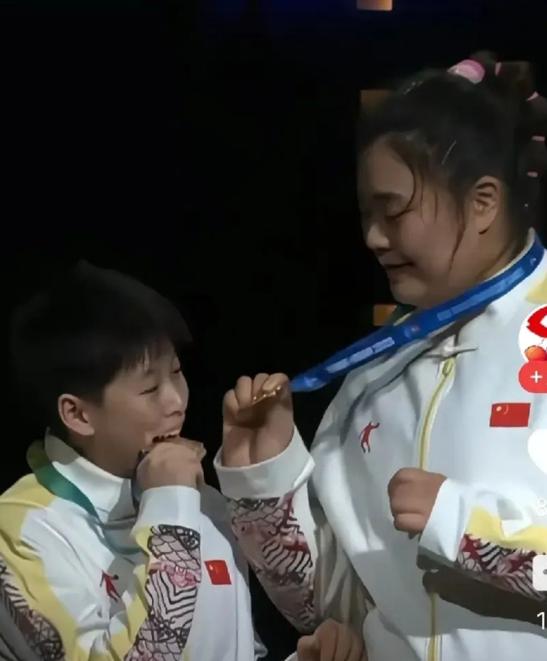 感谢央视不直播之恩，中国女篮大学生队击败美国女篮夺冠，有人说央视欠大学生们和她们