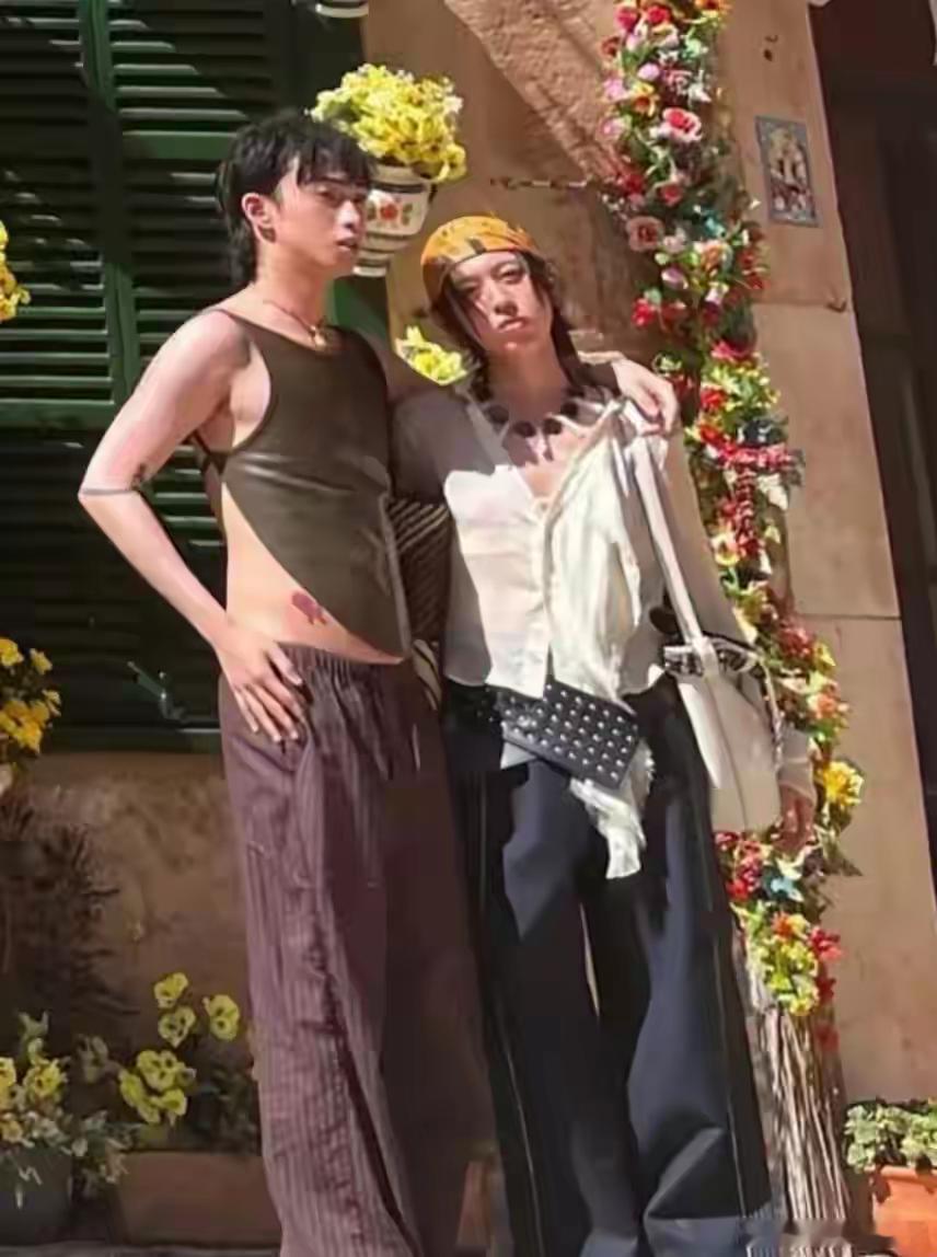 伊能静儿子恩利继承了父母的艺术基因，在这个穿衣自由的时代上更是放飞自我了​​​