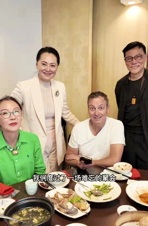 李国庆与张丹红度蜜月，请包括已退休的明星大宋佳在内的朋友吃饭。席间老李以崇拜的眼