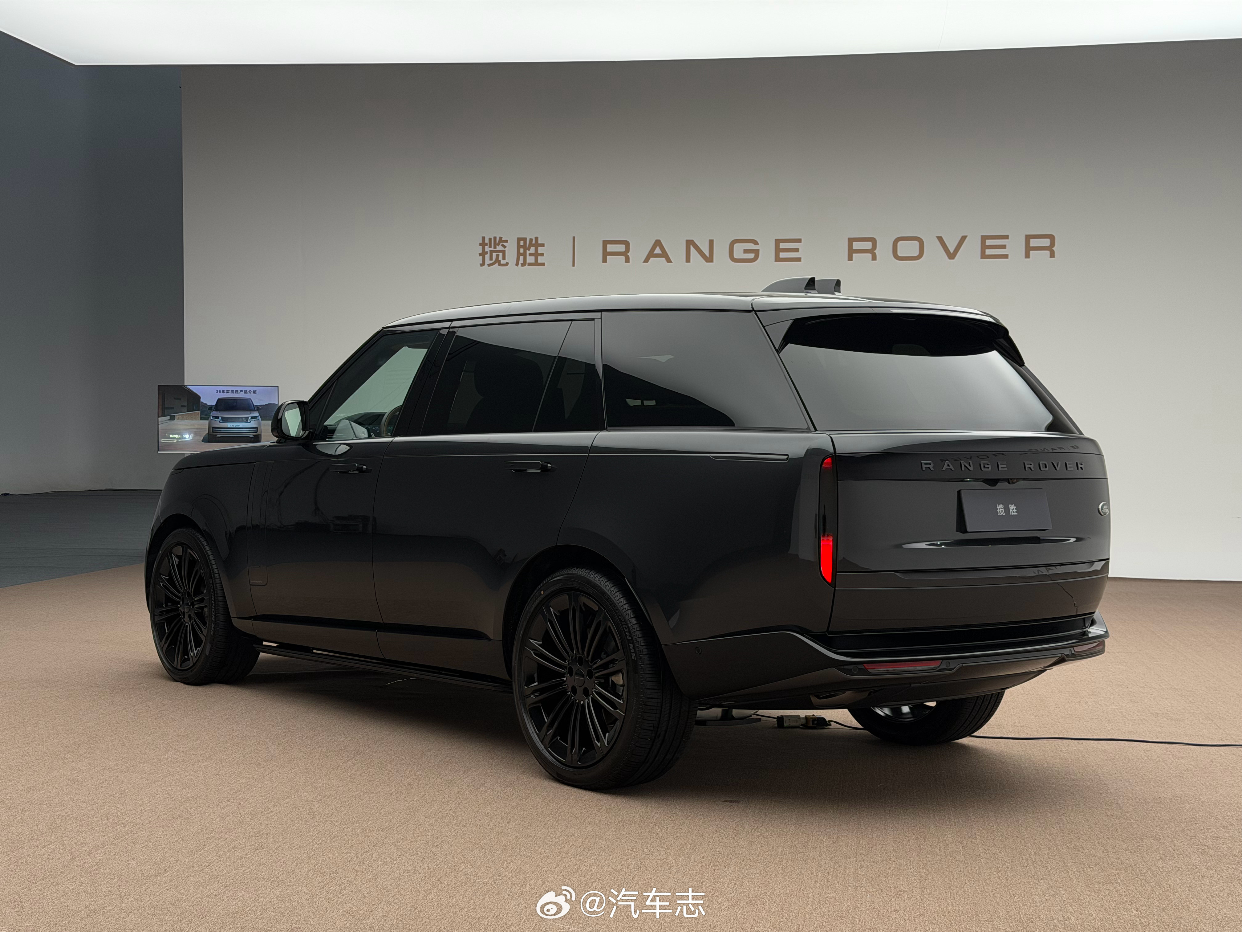 揽胜的气场，与生俱来。从诞生起就定义豪华全地形SUV，一直被对标，从未被替代～顶