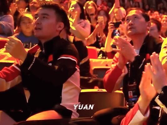 王楚钦的首秀，大家都在场观战！看这玩意镜头抓全了，牛牛在，作弊叔在，五竹叔在，